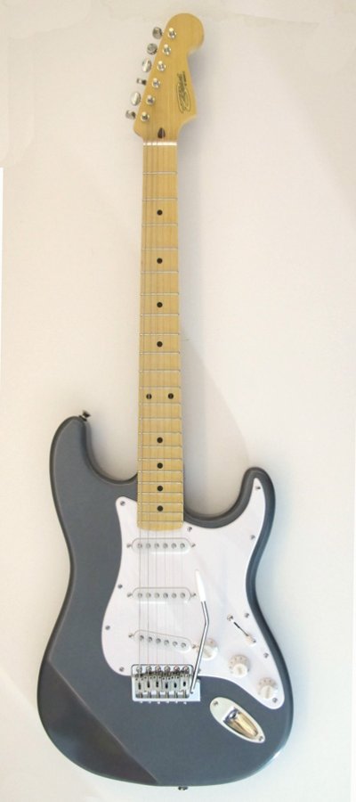 Stratocaster couleur vieil étain avec préamplificateur style "eric Clapton" et manche profil en V.